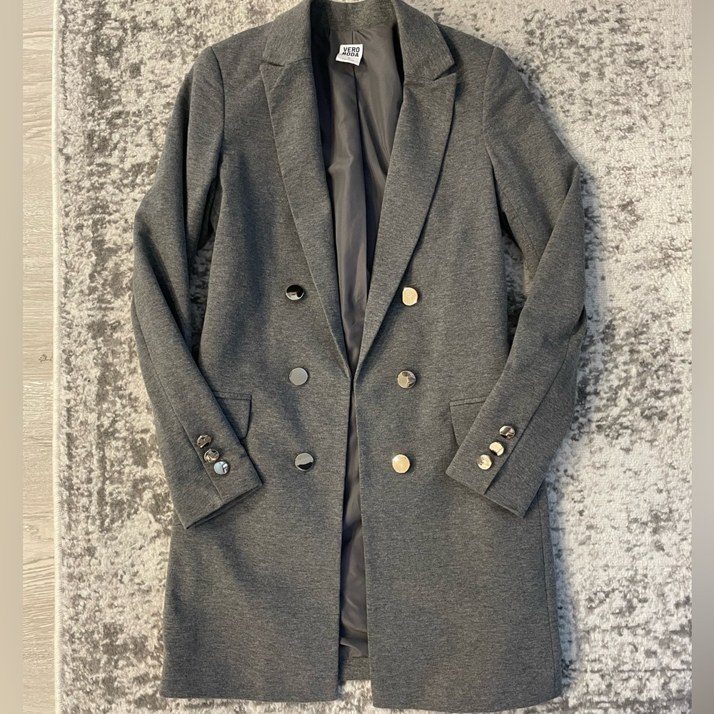 3/$40 Beautiful fitted coat — grey